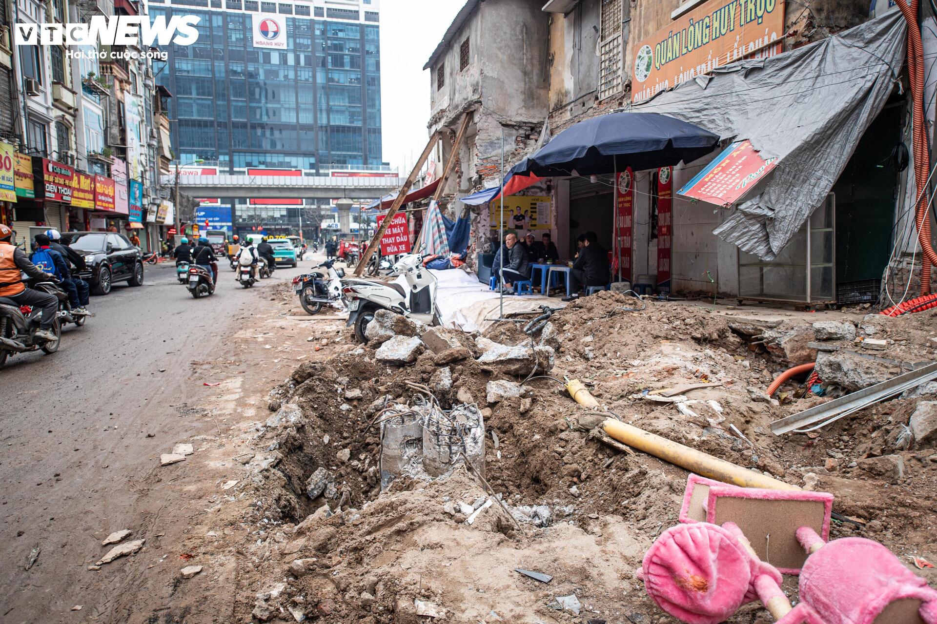 Đường gần 1km ở Hà Nội thi công ì ạch, hộ kinh doanh lo mất Tết - Ảnh 3