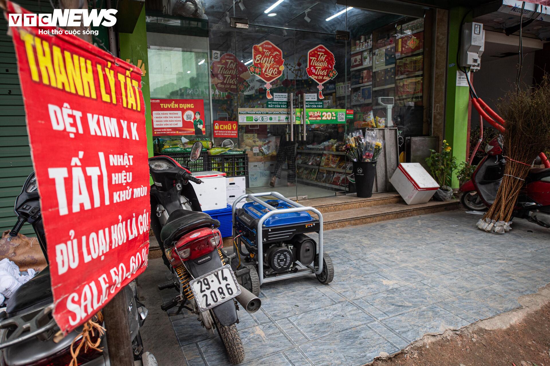 Đường gần 1km ở Hà Nội thi công ì ạch, hộ kinh doanh lo mất Tết - Ảnh 13