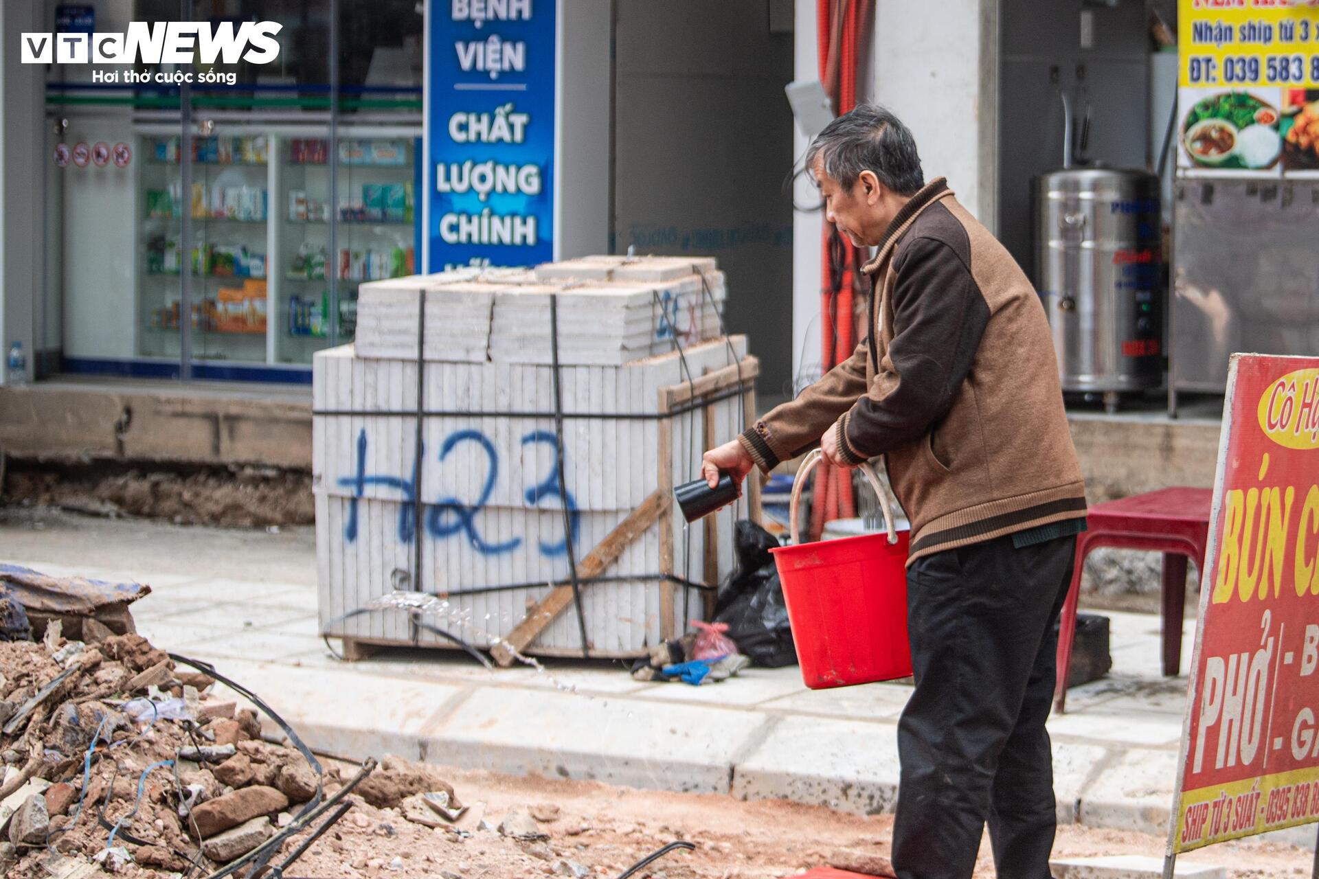 Đường gần 1km ở Hà Nội thi công ì ạch, hộ kinh doanh lo mất Tết - Ảnh 11