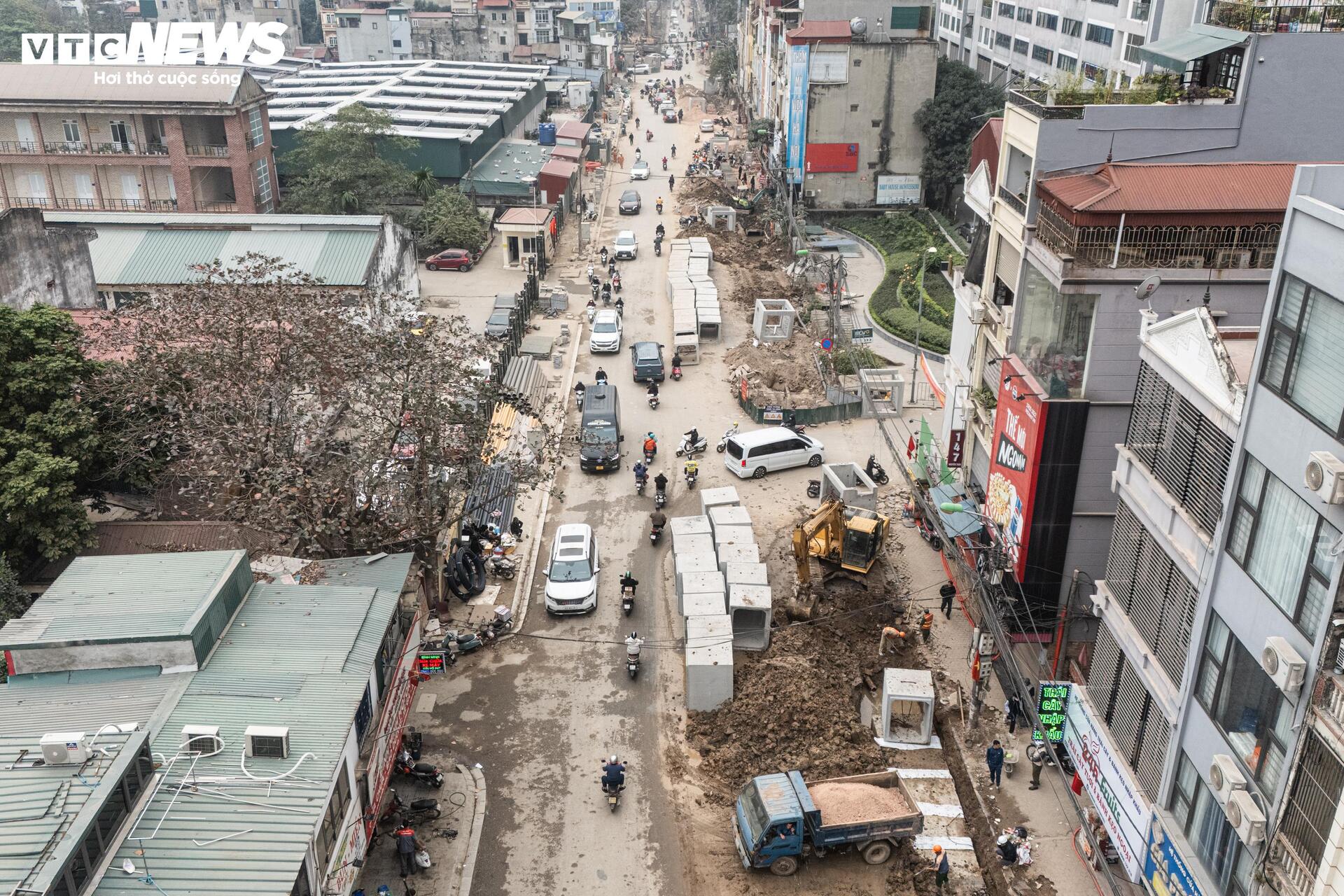 Đường gần 1km ở Hà Nội thi công ì ạch, hộ kinh doanh lo mất Tết - Ảnh 16