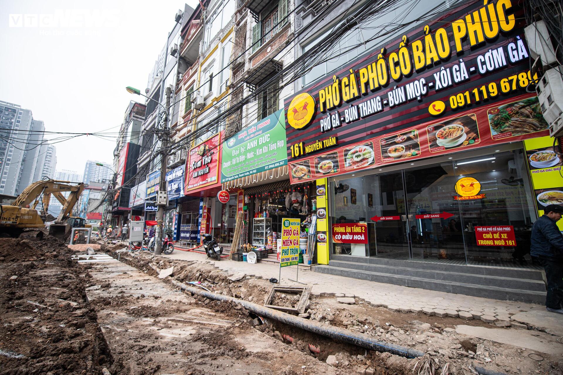 Đường gần 1km ở Hà Nội thi công ì ạch, hộ kinh doanh lo mất Tết - Ảnh 10