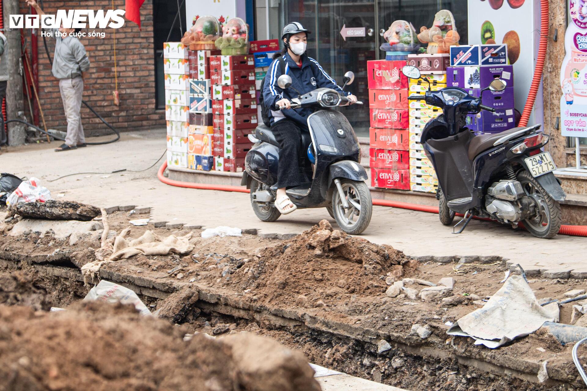 Đường gần 1km ở Hà Nội thi công ì ạch, hộ kinh doanh lo mất Tết - Ảnh 15