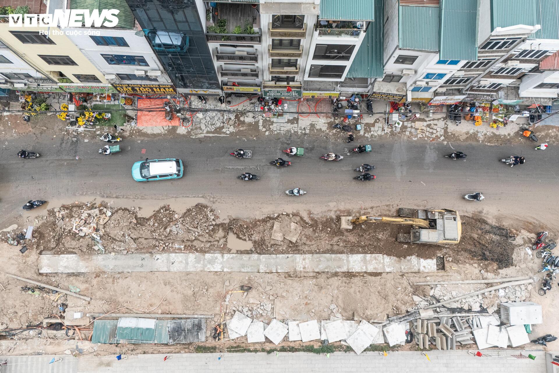 Đường gần 1km ở Hà Nội thi công ì ạch, hộ kinh doanh lo mất Tết - Ảnh 17