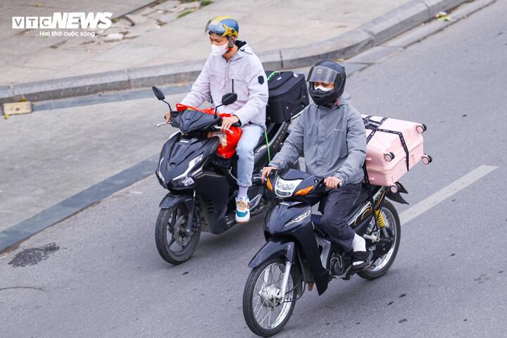 Người dân đổ về Thủ đô sau kỳ nghỉ Tết, ô tô xếp hàng dài chờ di chuyển - Ảnh 4