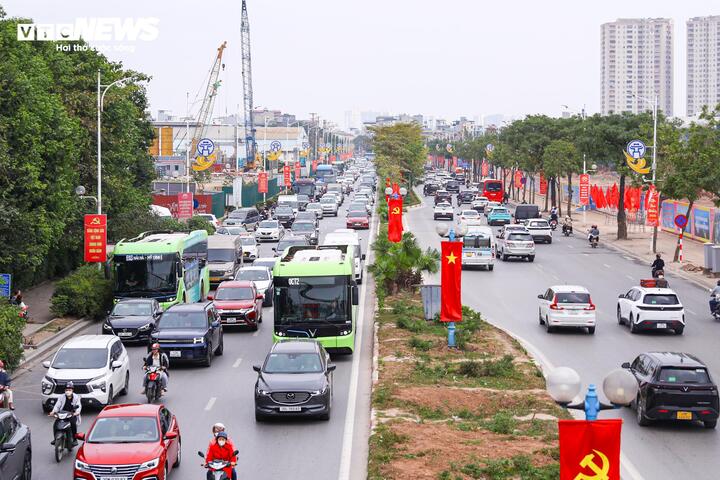 Người dân đổ về Thủ đô sau kỳ nghỉ Tết, ô tô xếp hàng dài chờ di chuyển - Ảnh 1