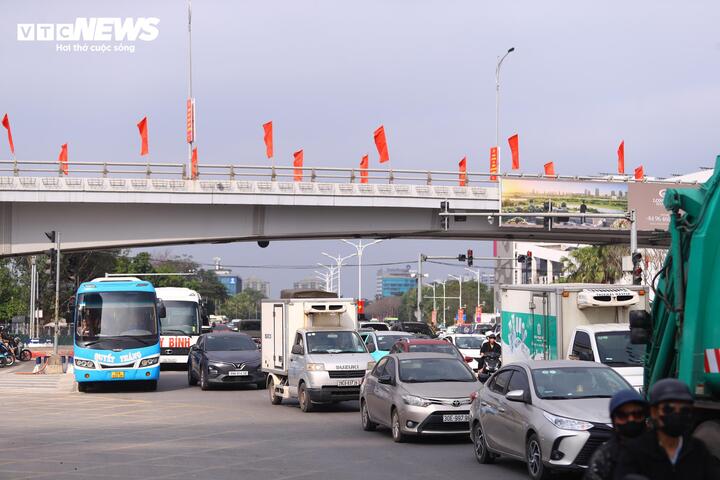 Người dân đổ về Thủ đô sau kỳ nghỉ Tết, ô tô xếp hàng dài chờ di chuyển - Ảnh 5