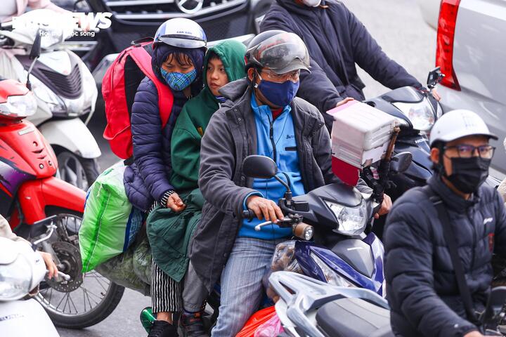 Người dân đổ về Thủ đô sau kỳ nghỉ Tết, ô tô xếp hàng dài chờ di chuyển - Ảnh 11