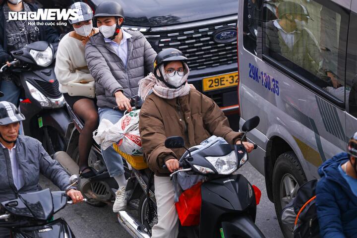 Người dân đổ về Thủ đô sau kỳ nghỉ Tết, ô tô xếp hàng dài chờ di chuyển - Ảnh 8