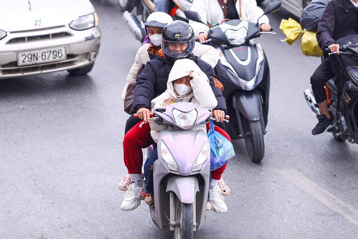 Người dân đổ về Thủ đô sau kỳ nghỉ Tết, ô tô xếp hàng dài chờ di chuyển - Ảnh 10