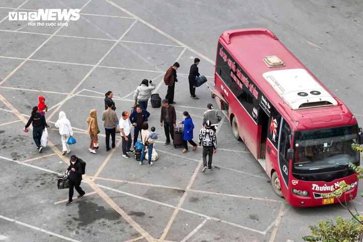 Người dân đổ về Thủ đô sau kỳ nghỉ Tết, ô tô xếp hàng dài chờ di chuyển - Ảnh 14