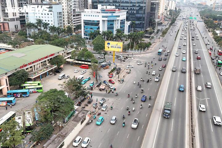 Người dân đổ về Thủ đô sau kỳ nghỉ Tết, ô tô xếp hàng dài chờ di chuyển - Ảnh 12