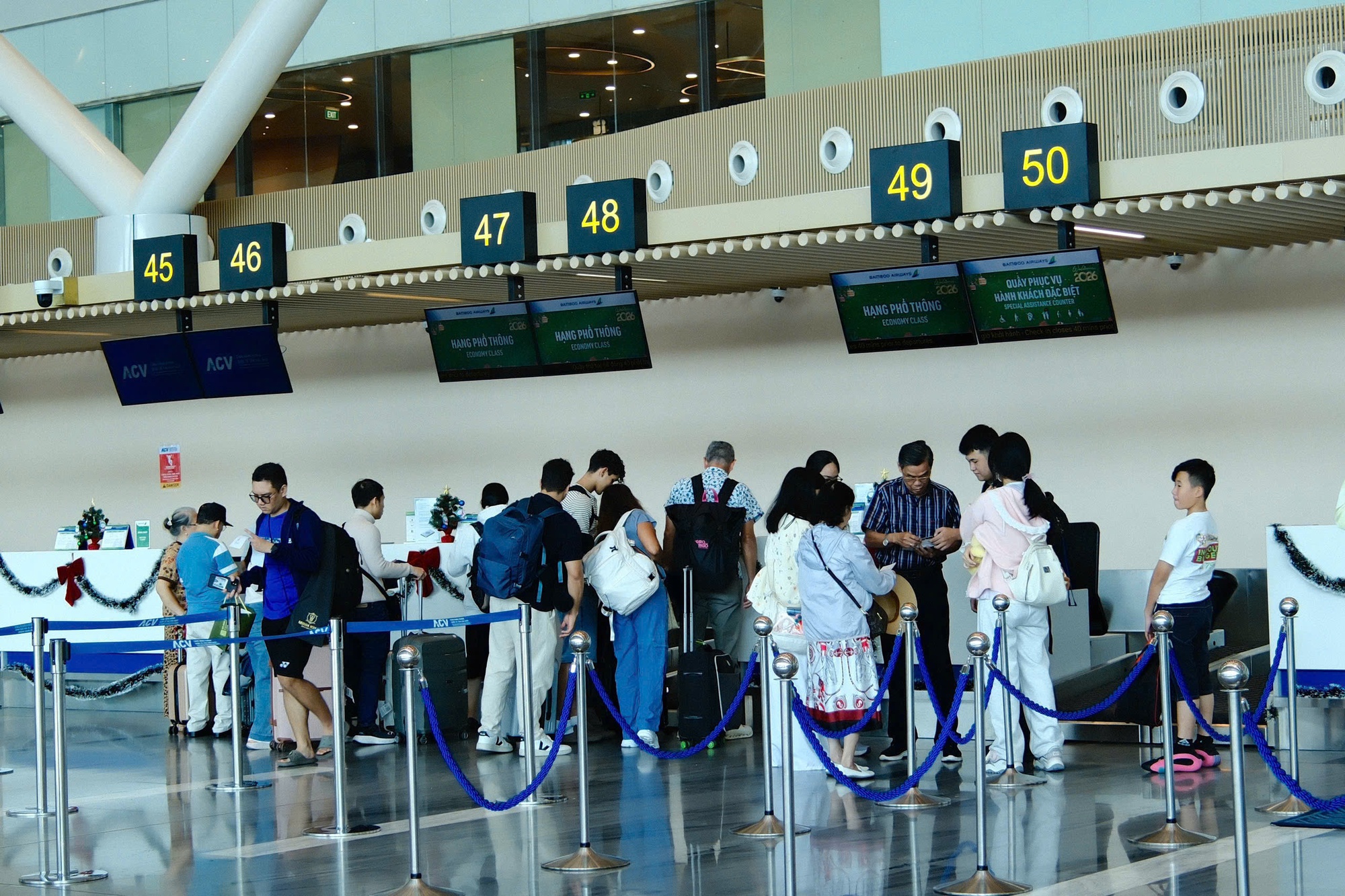 Mùng 1 Tết, giá vé máy bay từ TPHCM đi Hà Nội thấp bất ngờ - Ảnh 1