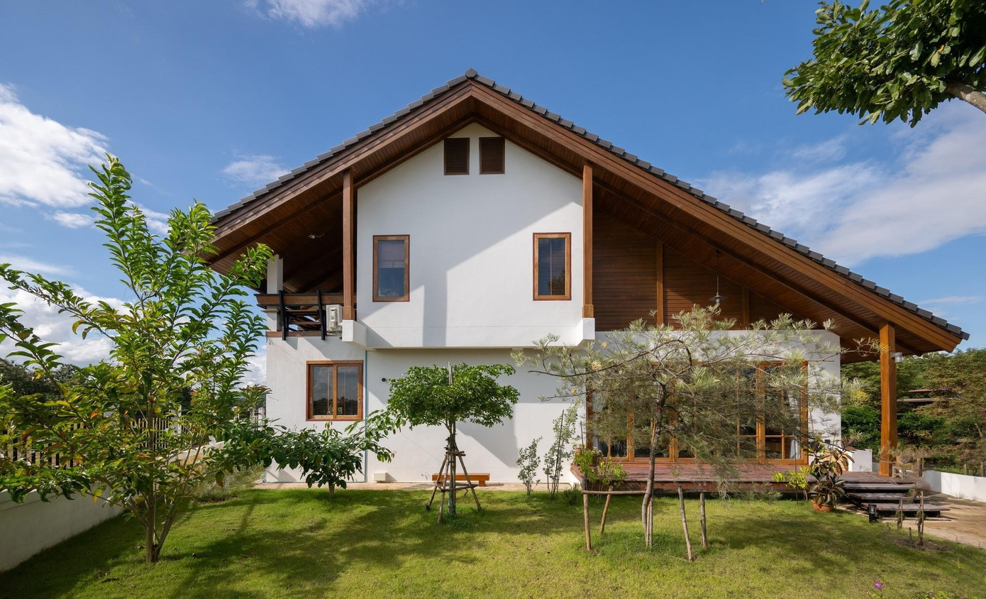 Nhà mái dốc với thiết kế bán mở - Ảnh 1