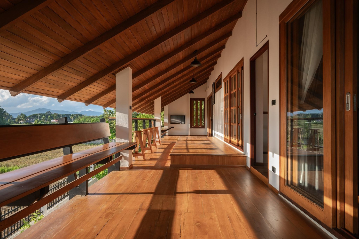 Nhà mái dốc với thiết kế bán mở - Ảnh 7