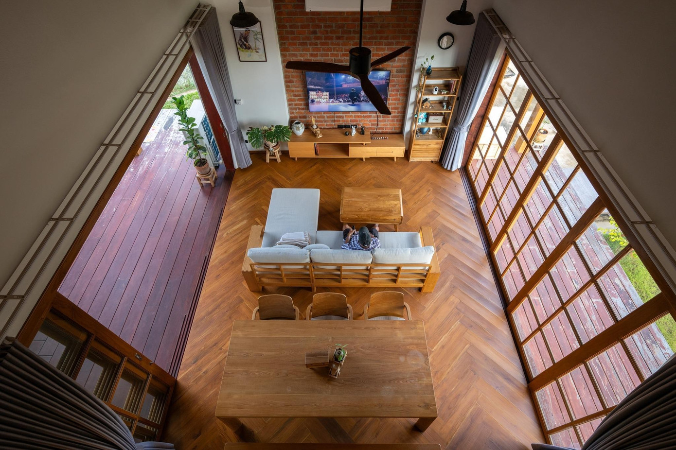 Nhà mái dốc với thiết kế bán mở - Ảnh 9