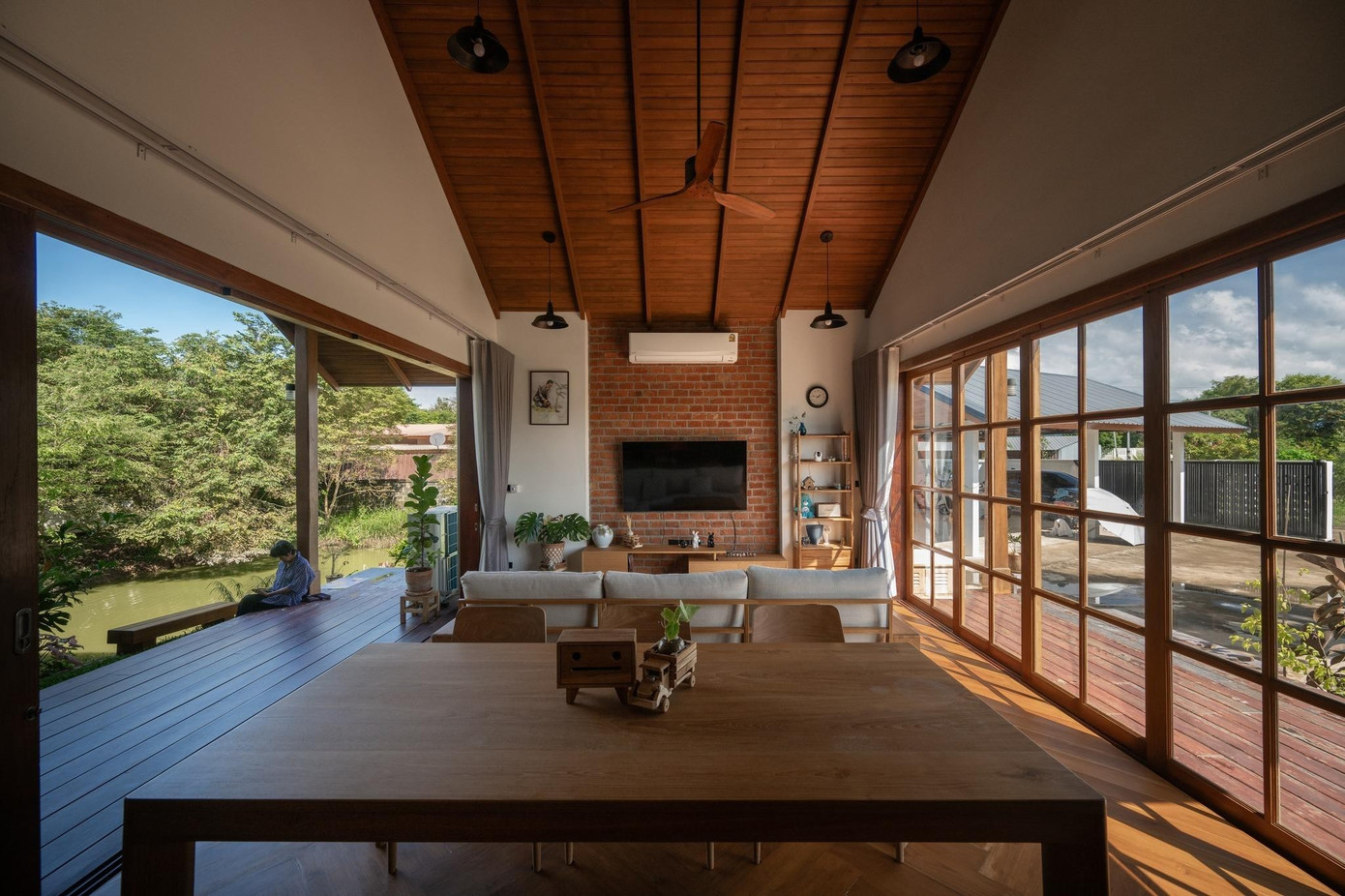 Nhà mái dốc với thiết kế bán mở - Ảnh 11