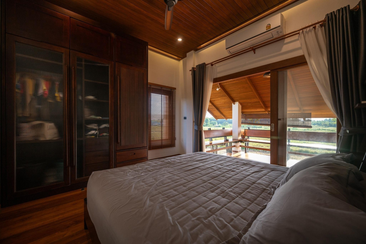 Nhà mái dốc với thiết kế bán mở - Ảnh 16