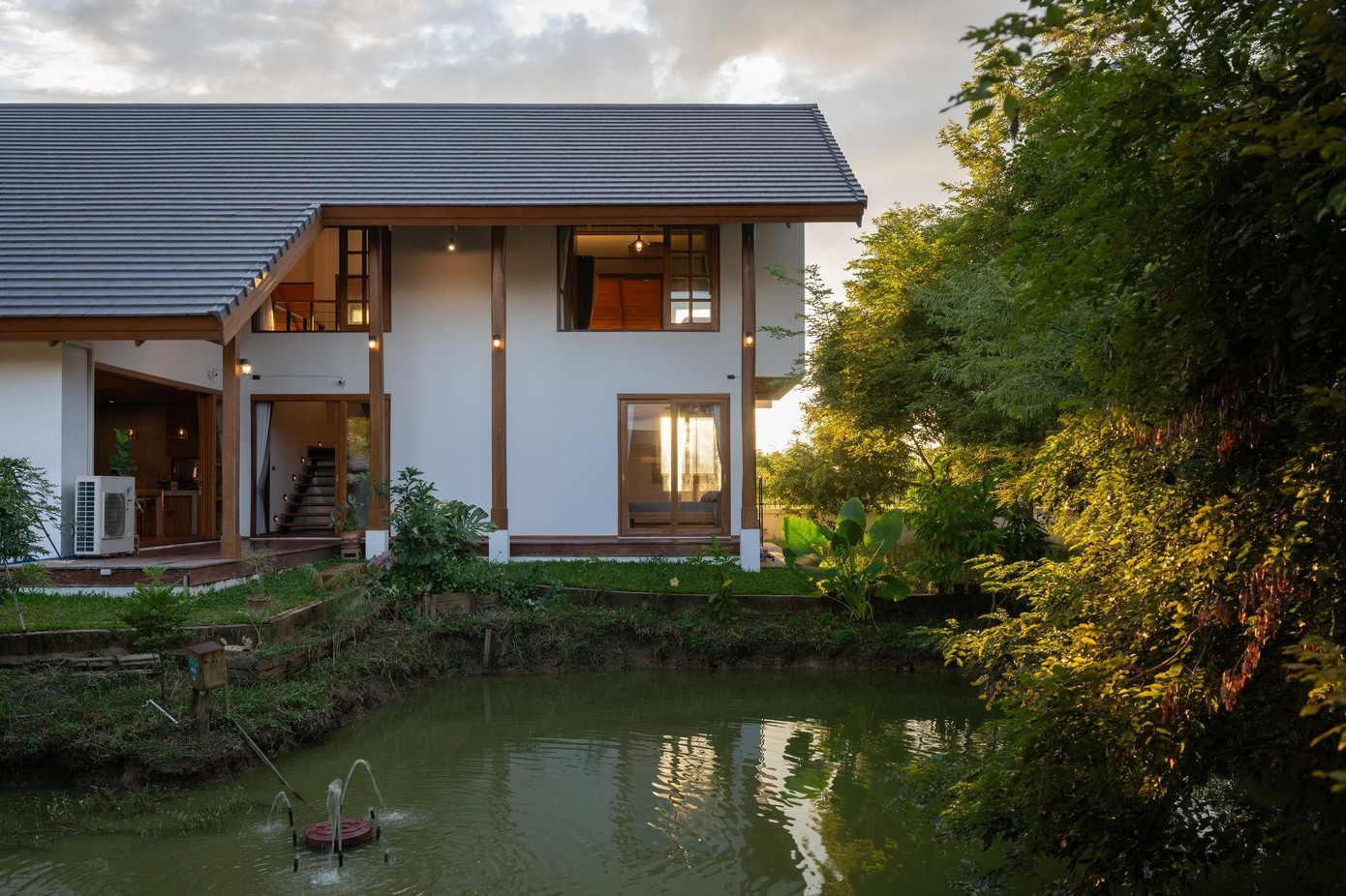 Nhà mái dốc với thiết kế bán mở - Ảnh 3