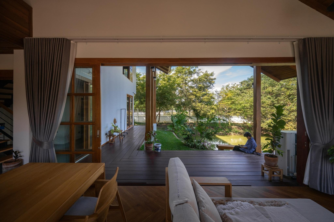 Nhà mái dốc với thiết kế bán mở - Ảnh 5