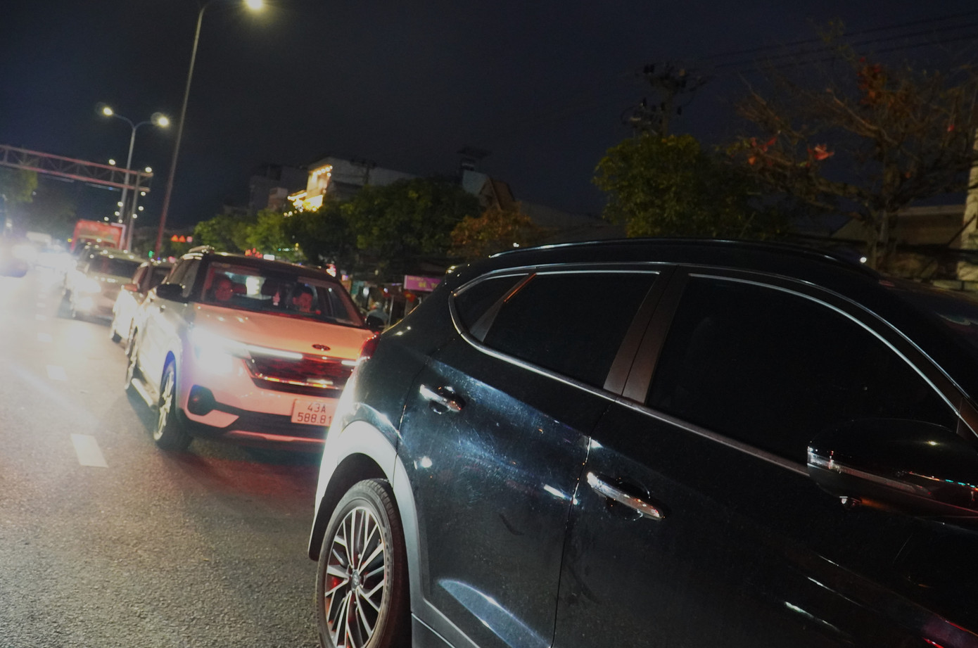 Ô tô nối đuôi bò trên quốc lộ qua miền Trung - Ảnh 18