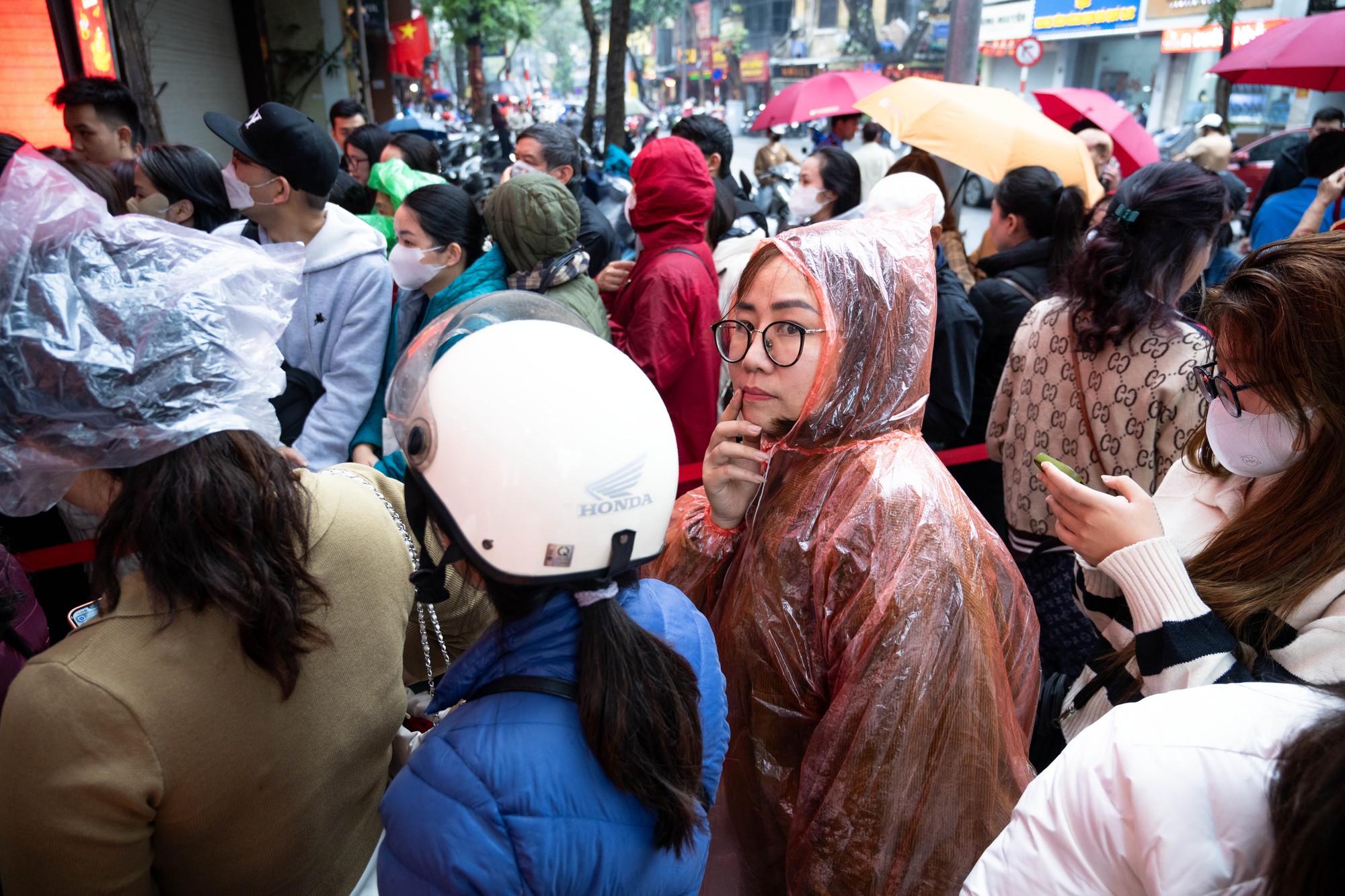 Con phố Hà Nội đông nghẹt chưa từng thấy ngày mùng 8 Tết: Chuyện gì đang xảy ra? - Ảnh 2