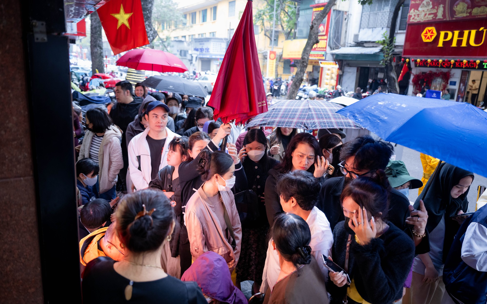 Con phố Hà Nội đông nghẹt chưa từng thấy ngày mùng 8 Tết: Chuyện gì đang xảy ra? - Ảnh 1