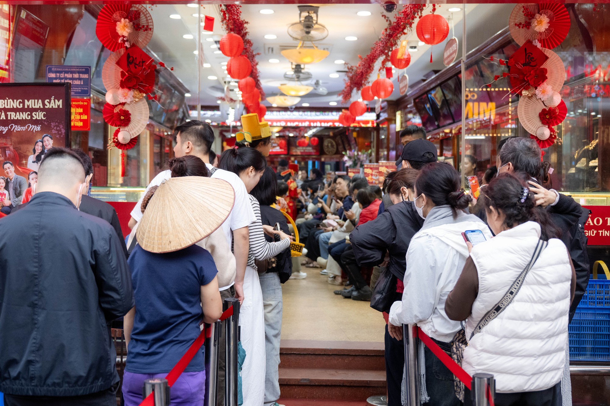 Con phố Hà Nội đông nghẹt chưa từng thấy ngày mùng 8 Tết: Chuyện gì đang xảy ra? - Ảnh 4