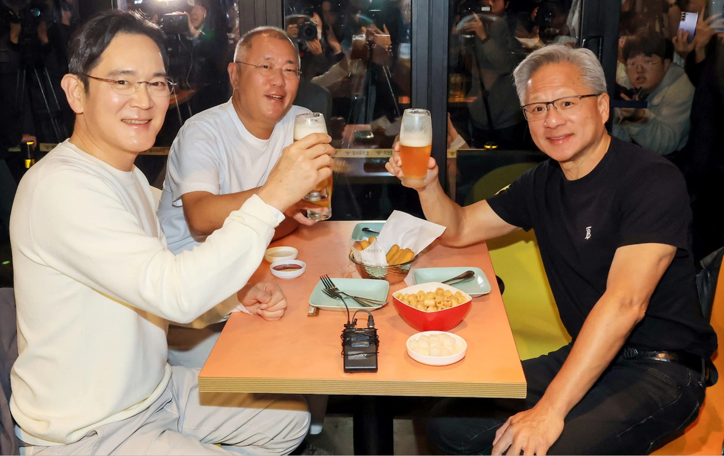 Bữa gà rán tỷ USD của ông Jensen Huang: Bữa ăn bình dân giúp NVIDIA đi đầu trong bão chíp nhớ như thế nào - Ảnh 1