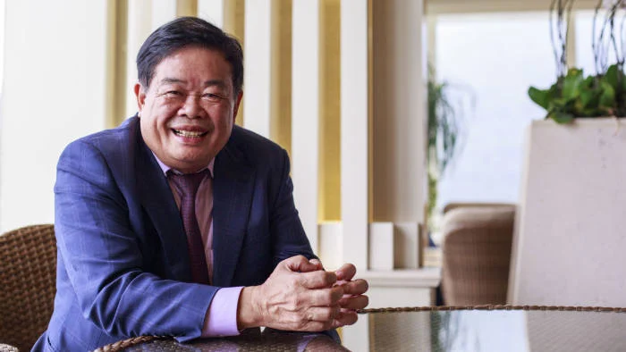 Vị tỷ phú 'bắt' con trai làm công nhân, quyên nửa tài sản làm từ thiện - Ảnh 2