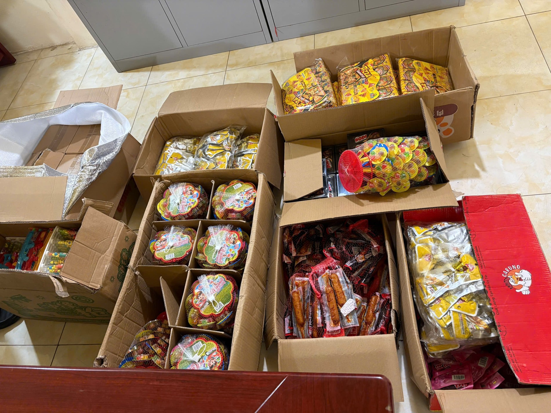 Phát hiện xe ô tô vận chuyển hàng nghìn thực phẩm không rõ nguồn gốc - Ảnh 1