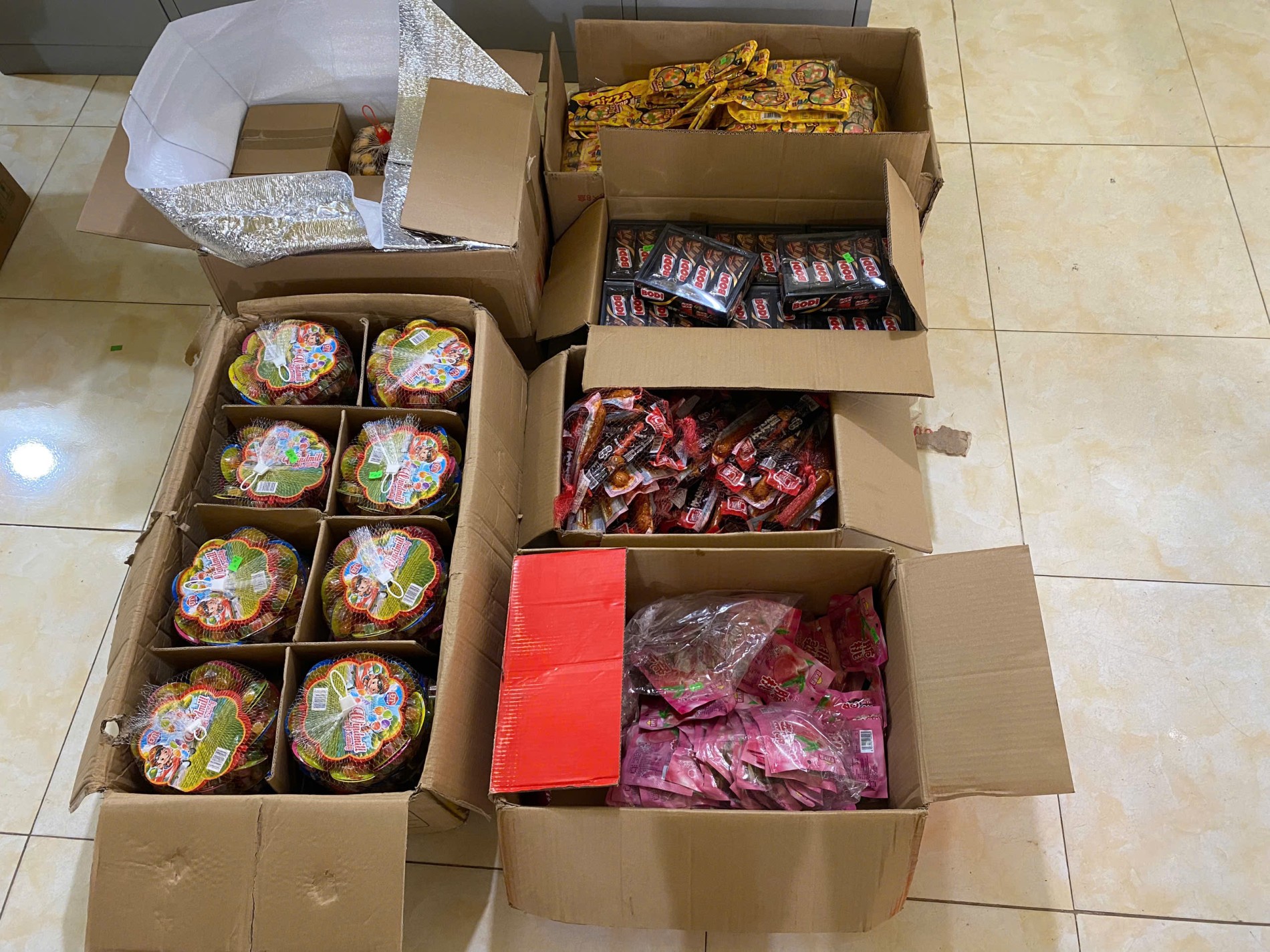 Phát hiện xe ô tô vận chuyển hàng nghìn thực phẩm không rõ nguồn gốc - Ảnh 2