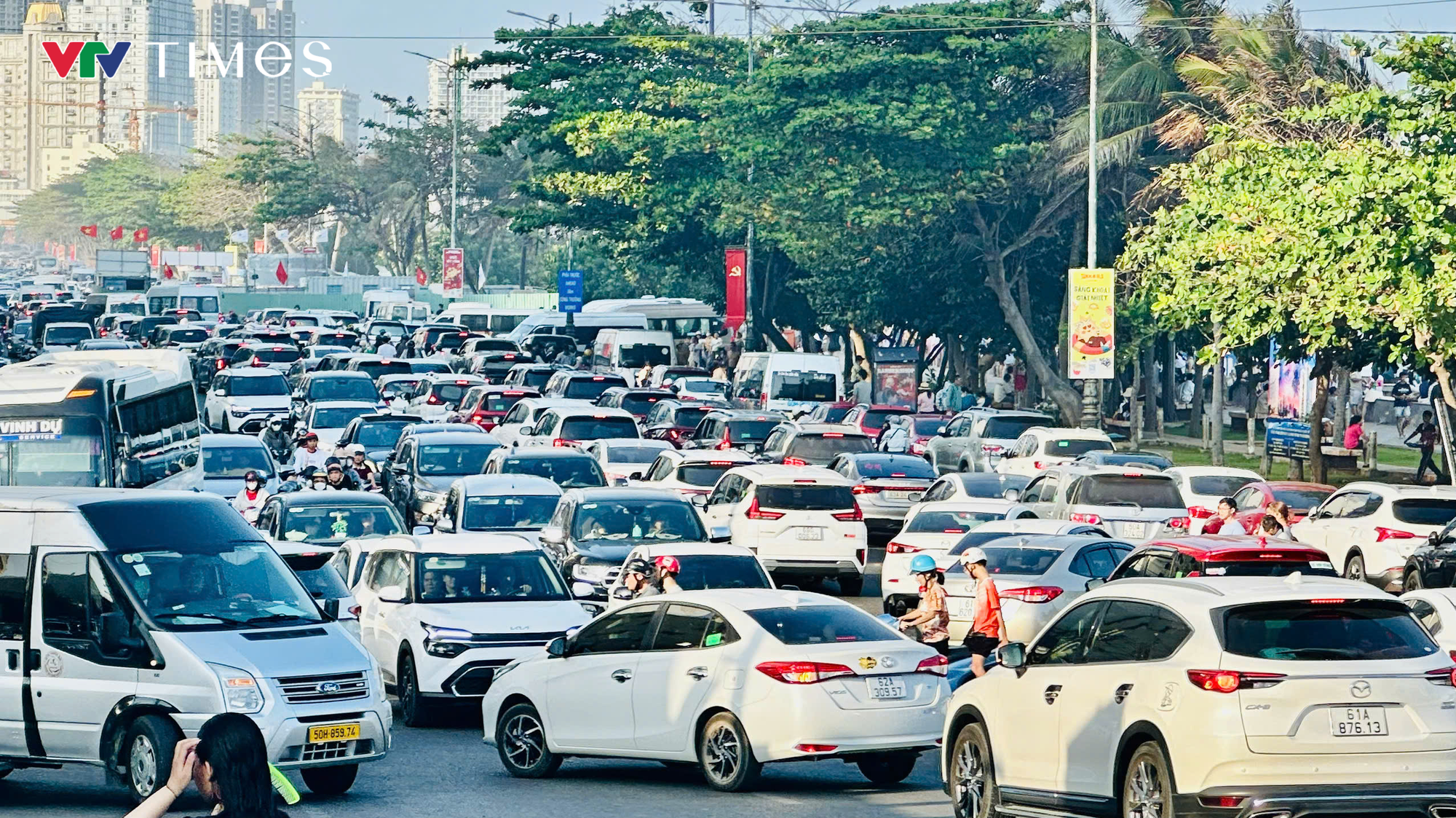 Du khách nườm nượp kéo về biển Vũng Tàu, khách sạn, nhà nghỉ quá tải - Ảnh 2