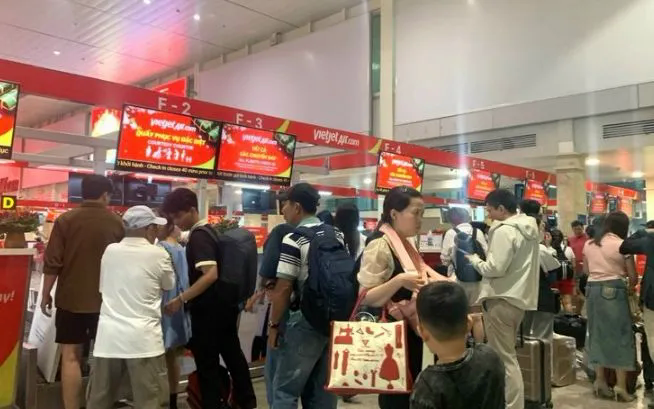 Sân bay Tân Sơn Nhất lại lập kỷ lục mới trong ngày Mùng 6 Tết - Ảnh 1