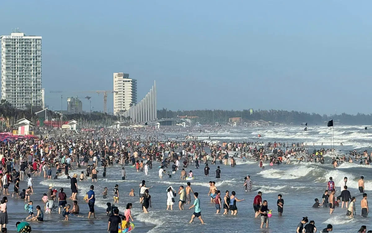 Du khách nườm nượp kéo về biển Vũng Tàu, khách sạn, nhà nghỉ quá tải - Ảnh 1