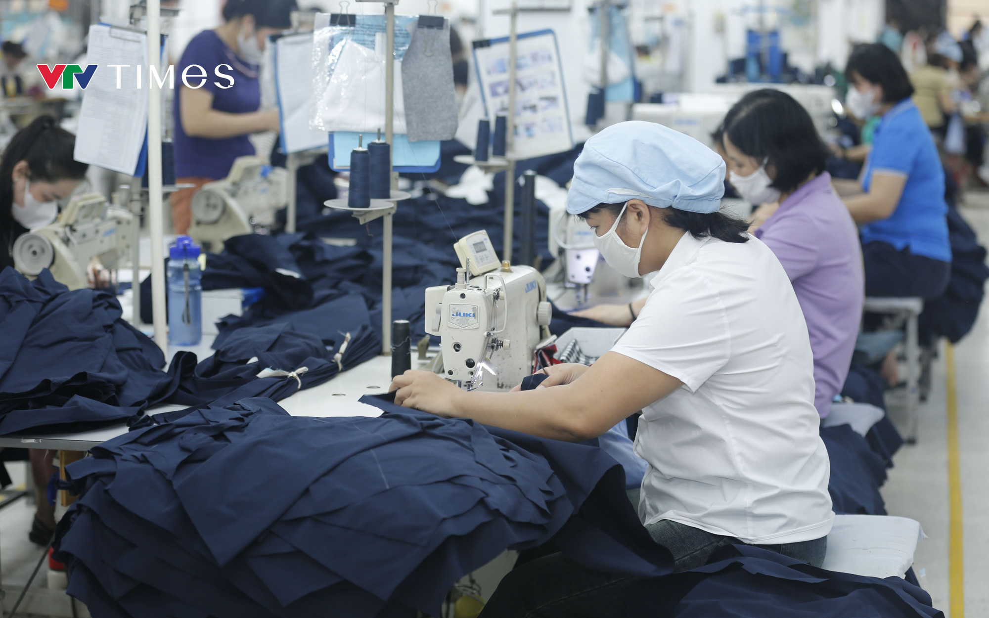 Doanh nghiệp dệt may rộn ràng tái sản xuất sau Tết - Ảnh 1