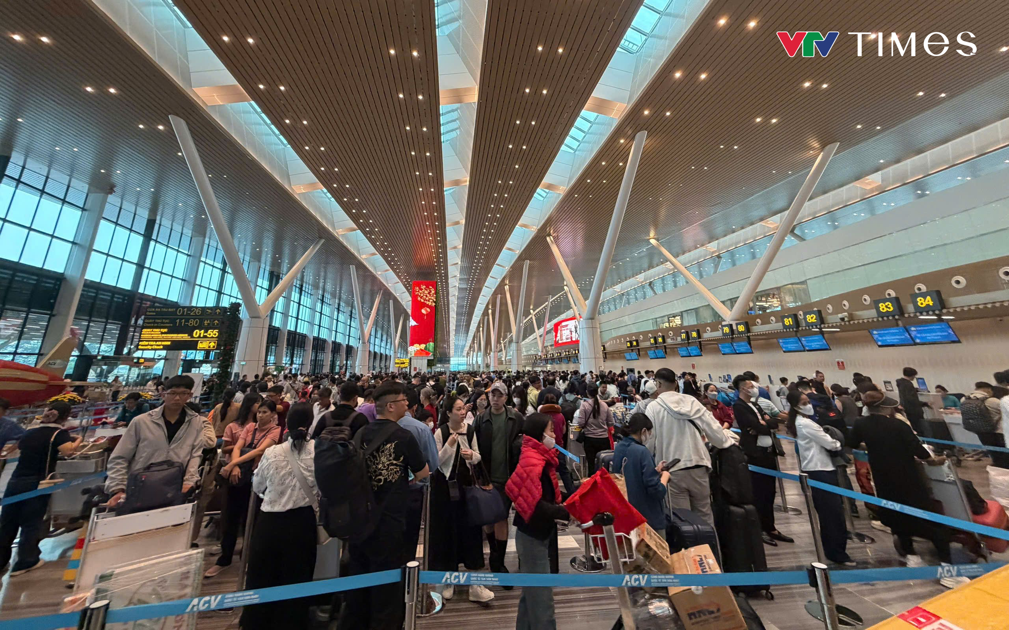 Giá vé máy bay Hà Nội - TP Hồ Chí Minh tăng vọt sau Tết - Ảnh 2