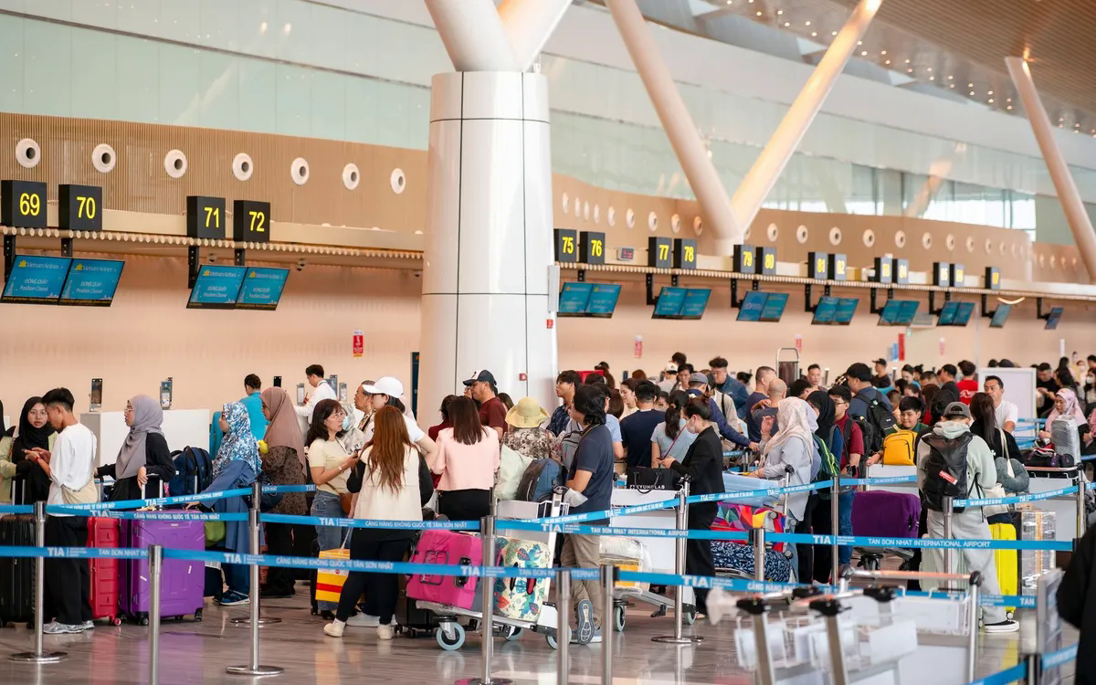 Sân bay Tân Sơn Nhất đón hơn 160.000 khách, cao nhất lịch sử - Ảnh 1