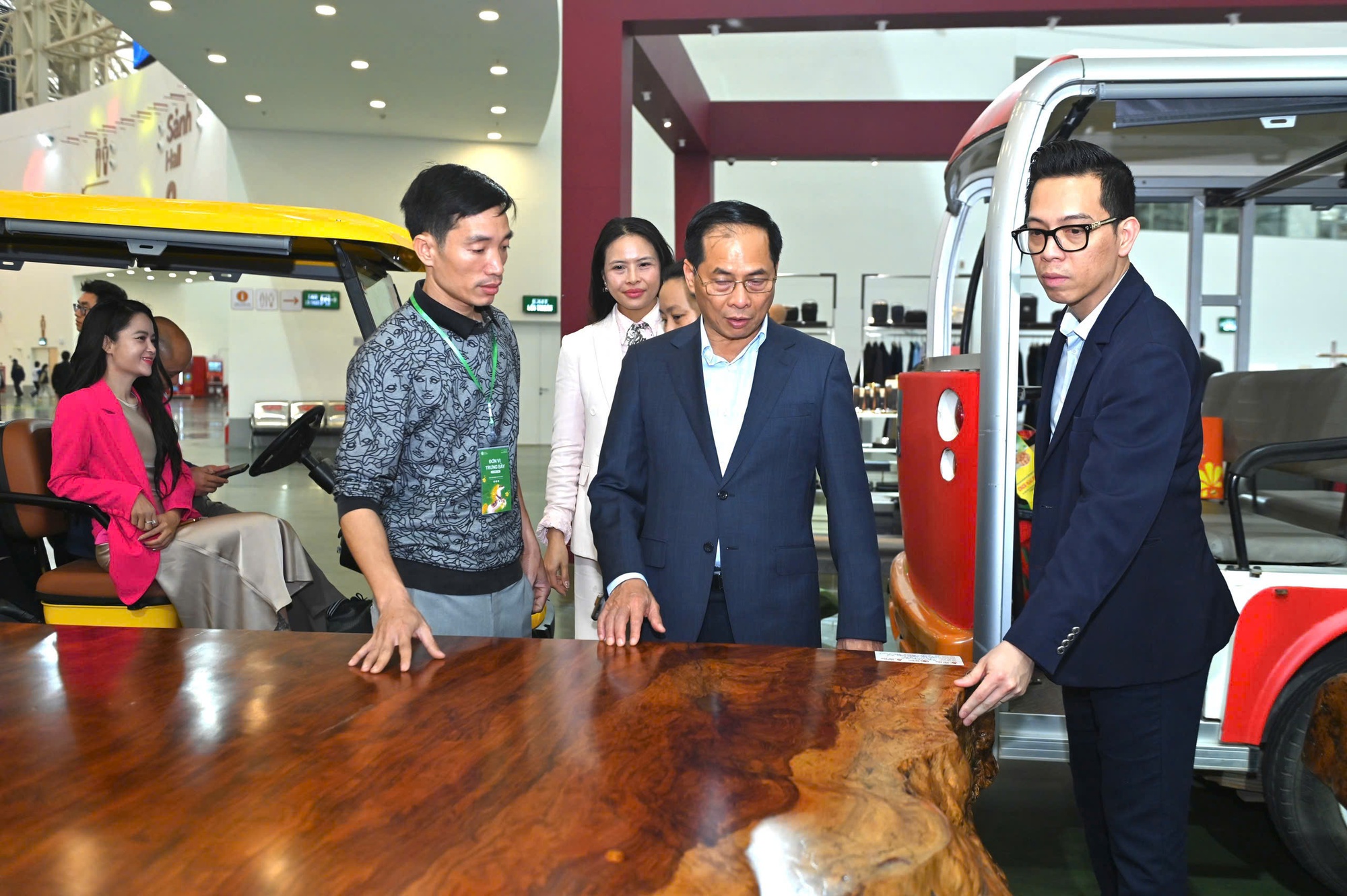 Ngắm phản gỗ quý Cẩm Lai ngàn năm tuổi nặng 6 tấn, giá trị hàng tỉ đồng - Ảnh 1