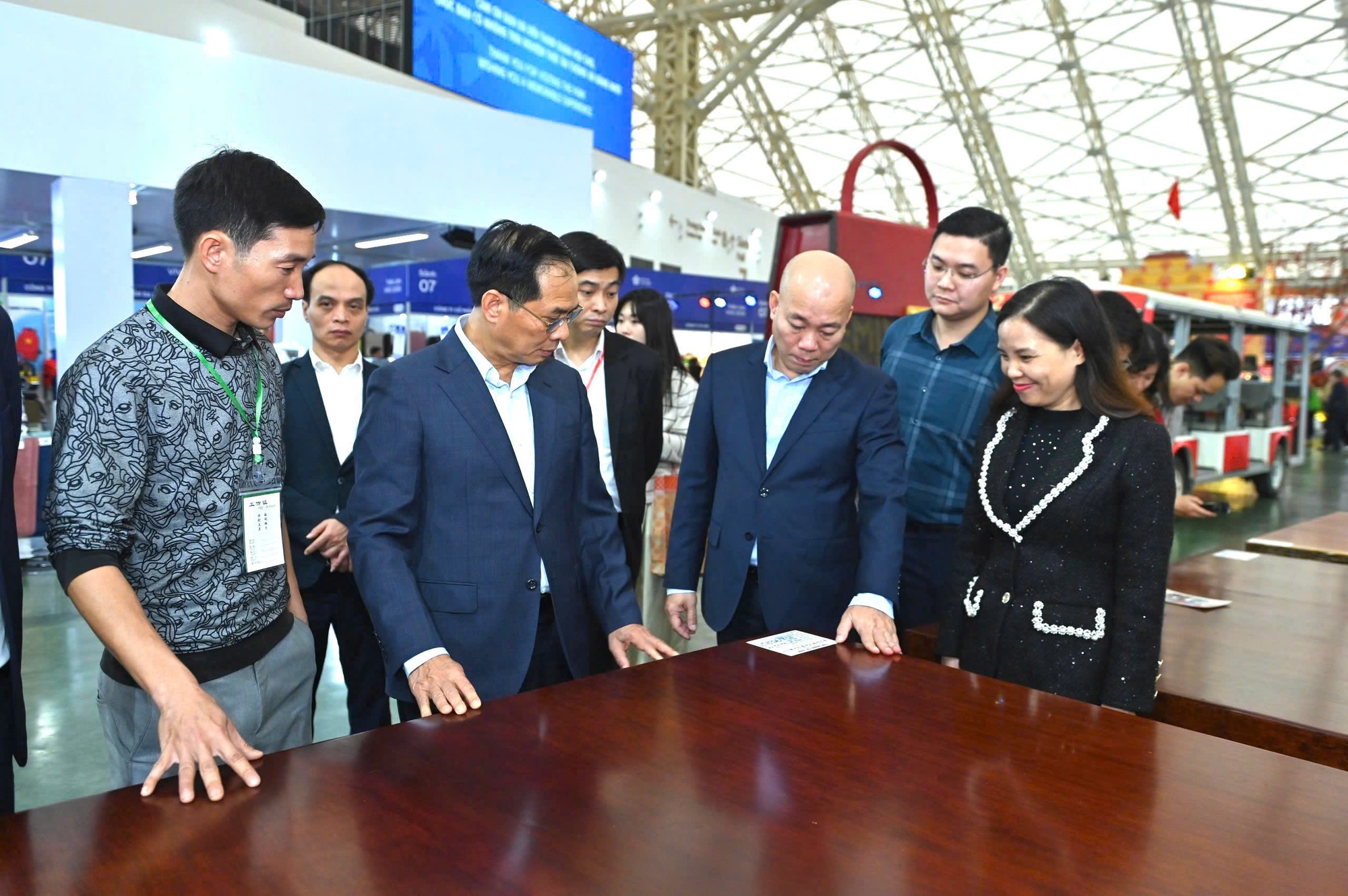 Ngắm phản gỗ quý Cẩm Lai ngàn năm tuổi nặng 6 tấn, giá trị hàng tỉ đồng - Ảnh 2