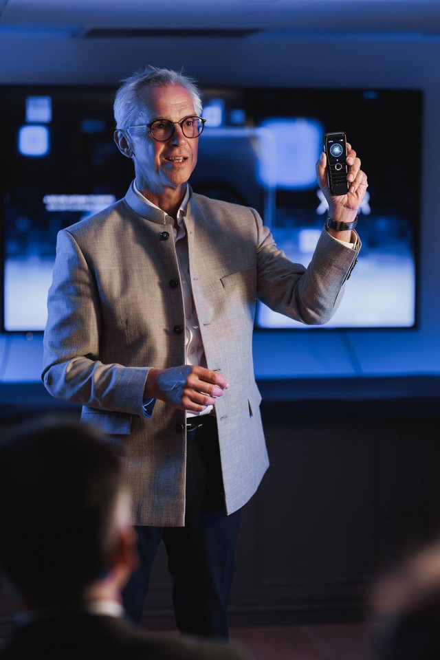 Hutch Hutchison: "Cha đẻ" Vertu hay nhà sáng lập điện thoại xa xỉ XOR? - Ảnh 1