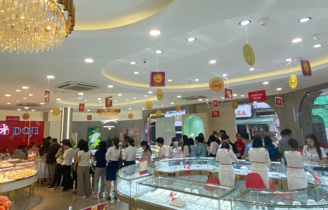 DOJI hút khách mua vàng bạc ngày Thần Tài - Ảnh 2