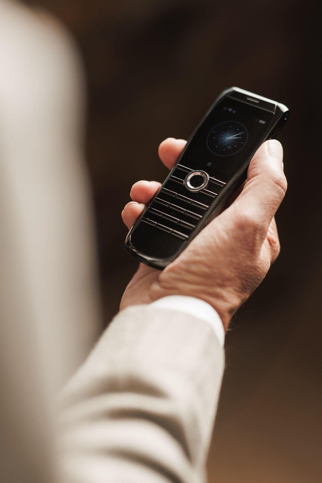 Hutch Hutchison: "Cha đẻ" Vertu hay nhà sáng lập điện thoại xa xỉ XOR? - Ảnh 2