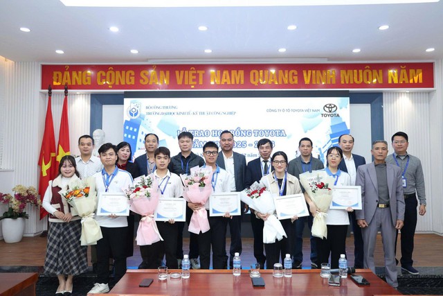 Toyota Việt Nam cùng các đại lý trao tặng 123 suất học bổng hỗ trợ sinh viên năm 2025 - Ảnh 3