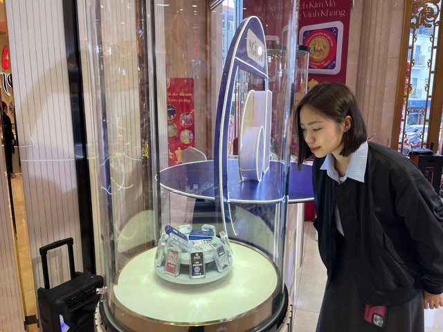 DOJI hút khách mua vàng bạc ngày Thần Tài - Ảnh 4