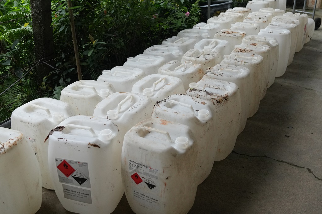 Bắt giữ Lê Thị Lộc chuyên sản xuất giấm giả: Trong nửa năm cung cấp khoảng 60.000 chai giấm chứa toàn axit acetic công nghiệp ra thị trường - Ảnh 3