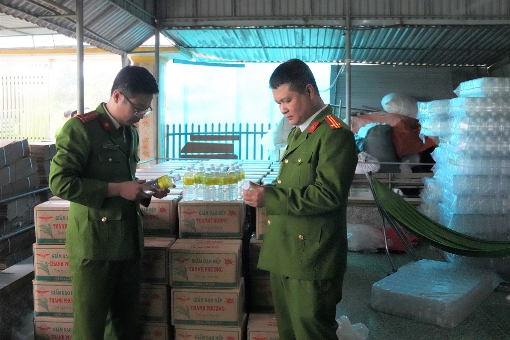 Bắt giữ Lê Thị Lộc chuyên sản xuất giấm giả: Trong nửa năm cung cấp khoảng 60.000 chai giấm chứa toàn axit acetic công nghiệp ra thị trường - Ảnh 1