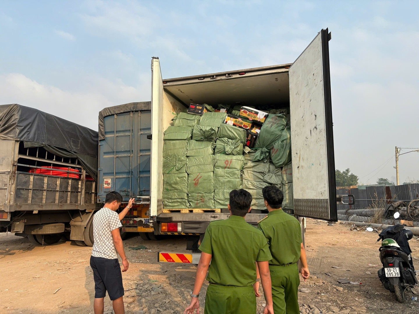 Phát hiện 2 xe tải đông lạnh lạ, công an Việt Nam lập tức theo dõi - Ảnh 3