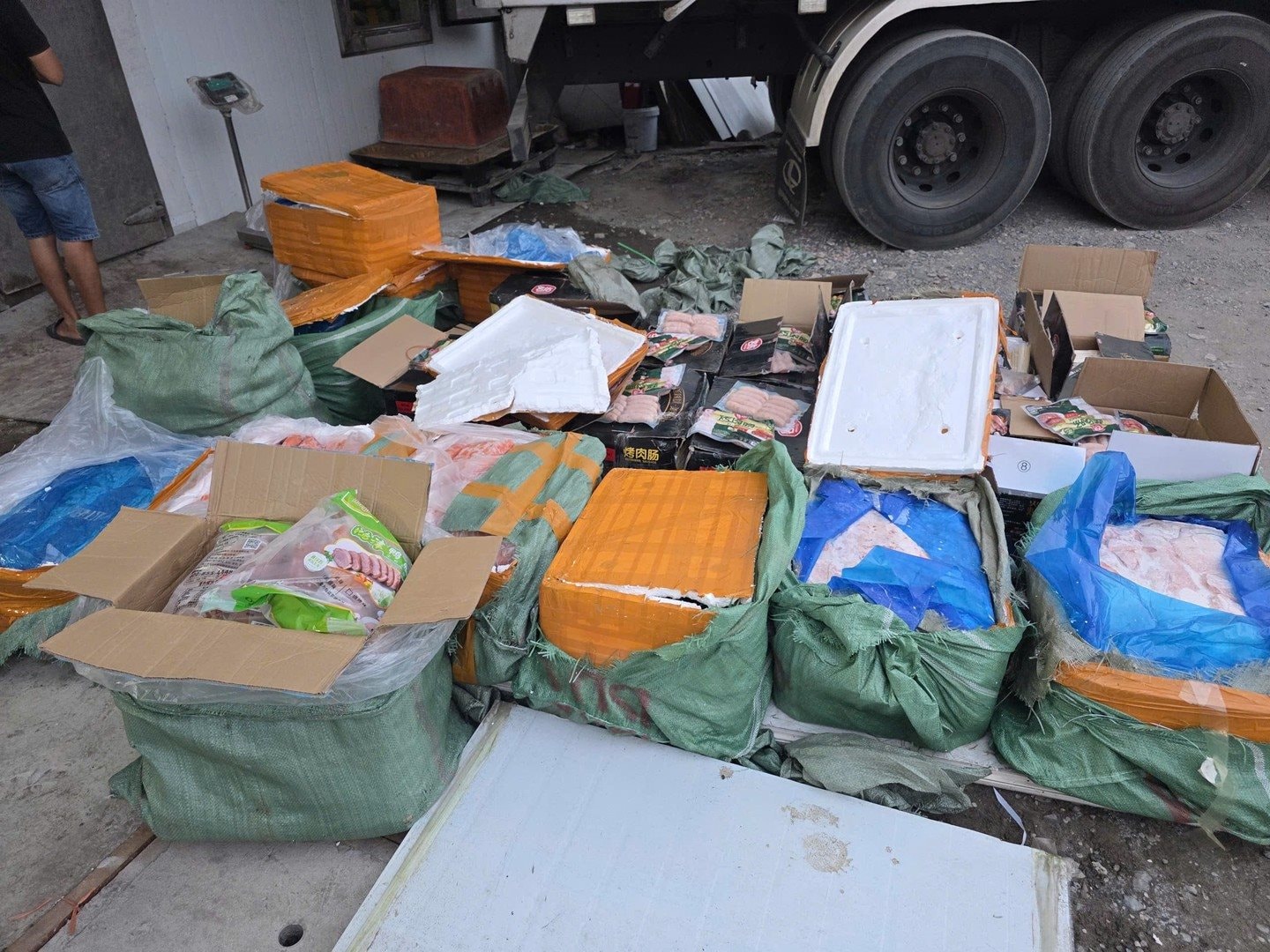 Phát hiện 2 xe tải đông lạnh lạ, công an Việt Nam lập tức theo dõi - Ảnh 4