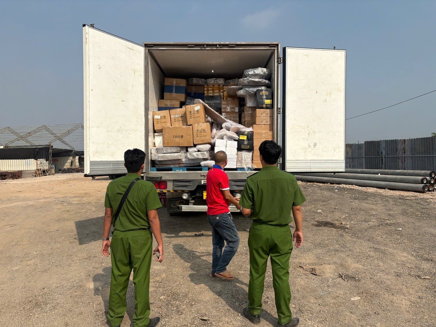 Phát hiện 2 xe tải đông lạnh lạ, công an Việt Nam lập tức theo dõi - Ảnh 2