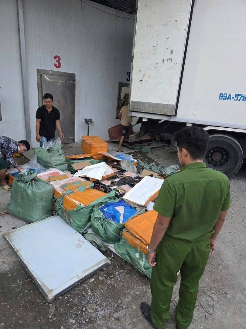 Phát hiện 2 xe tải đông lạnh lạ, công an Việt Nam lập tức theo dõi - Ảnh 1